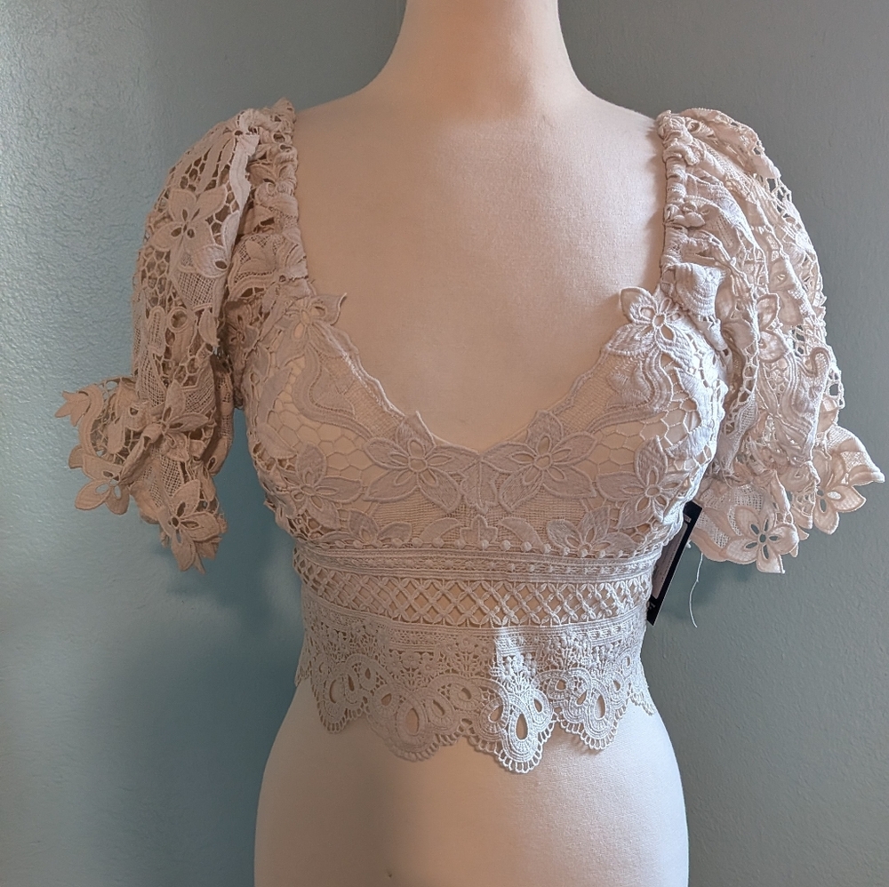 Chic Floral Lace Blouse in Cream